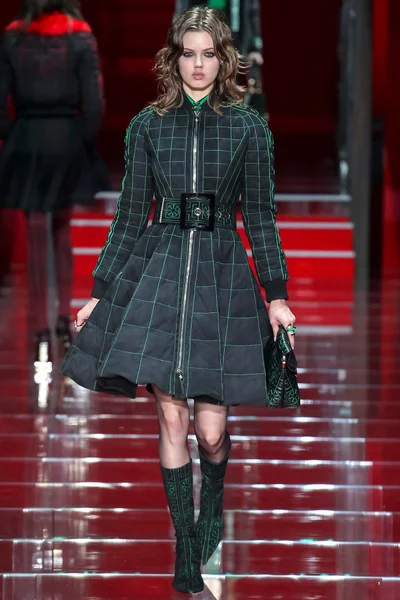 Look 16